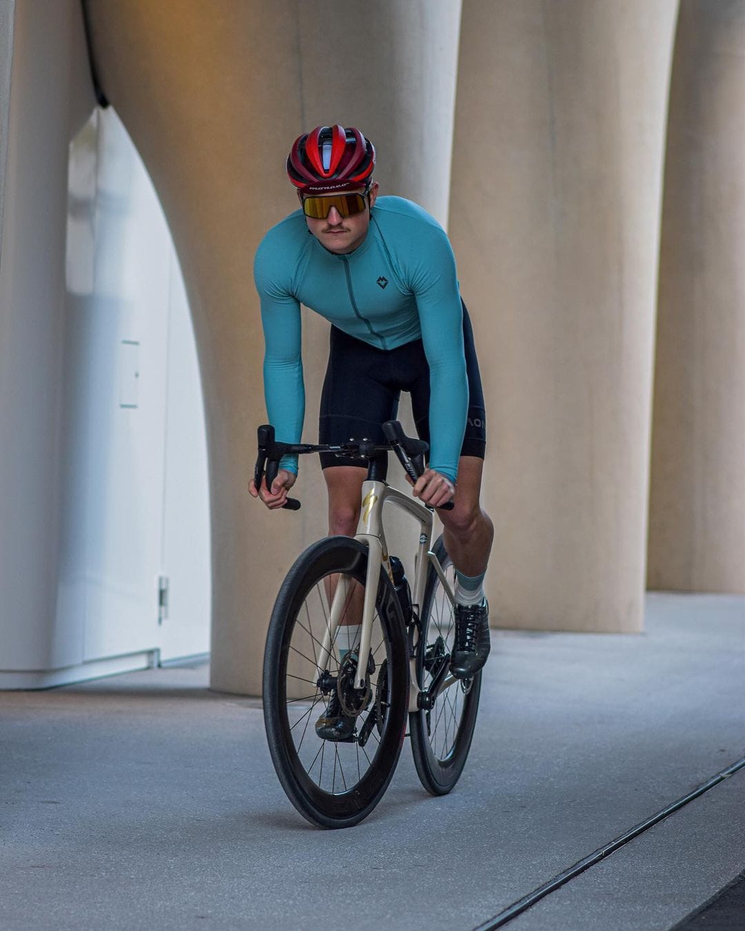 Silniční cyklista při intenzivním tréninku v městském prostředí . onepower-swiss produkty powerfood pro českou republiku