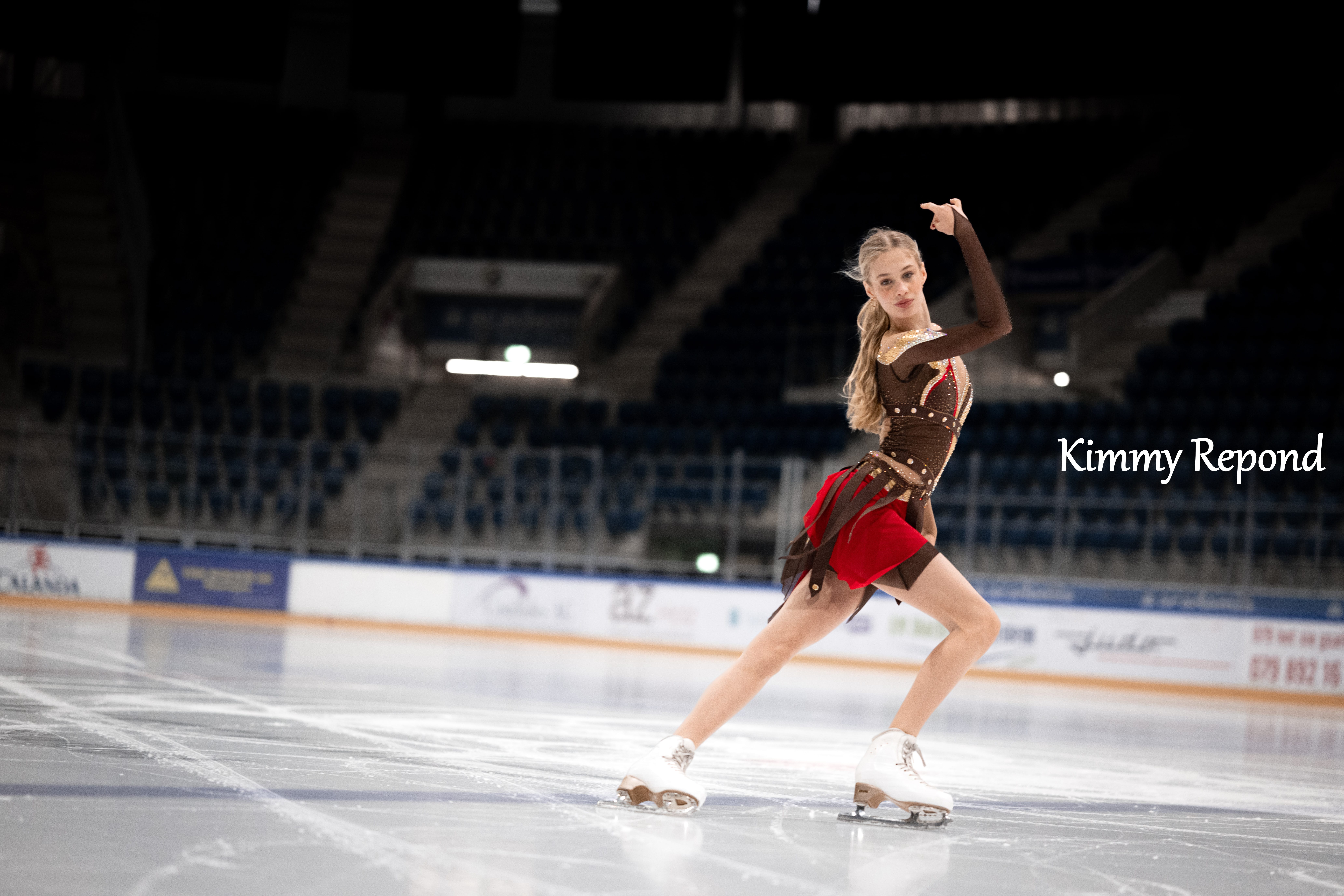 Krasobruslařka při soutěžní jízdě na ledě v hale