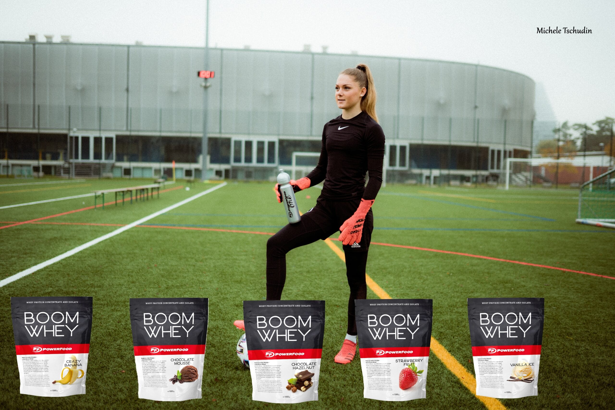 Sportovkyně při tréninku na hřišti s proteinem Boom Whey PowerFood – syrovátkový protein pro aktivní životní styl a regeneraci